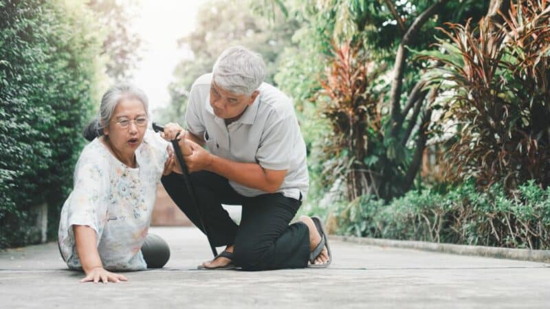 Comment prévenir les chutes chez les seniors : des conseils essentiels pour les aînés