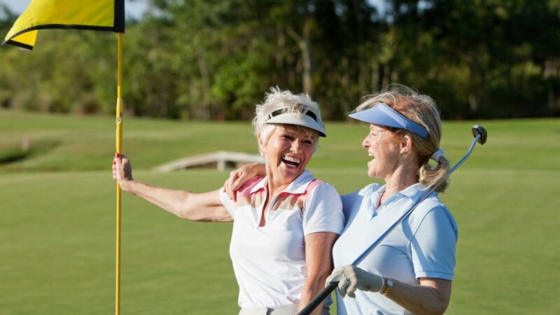 Rajeunir grâce au golf : comment ce sport enchante et dynamise les seniors !