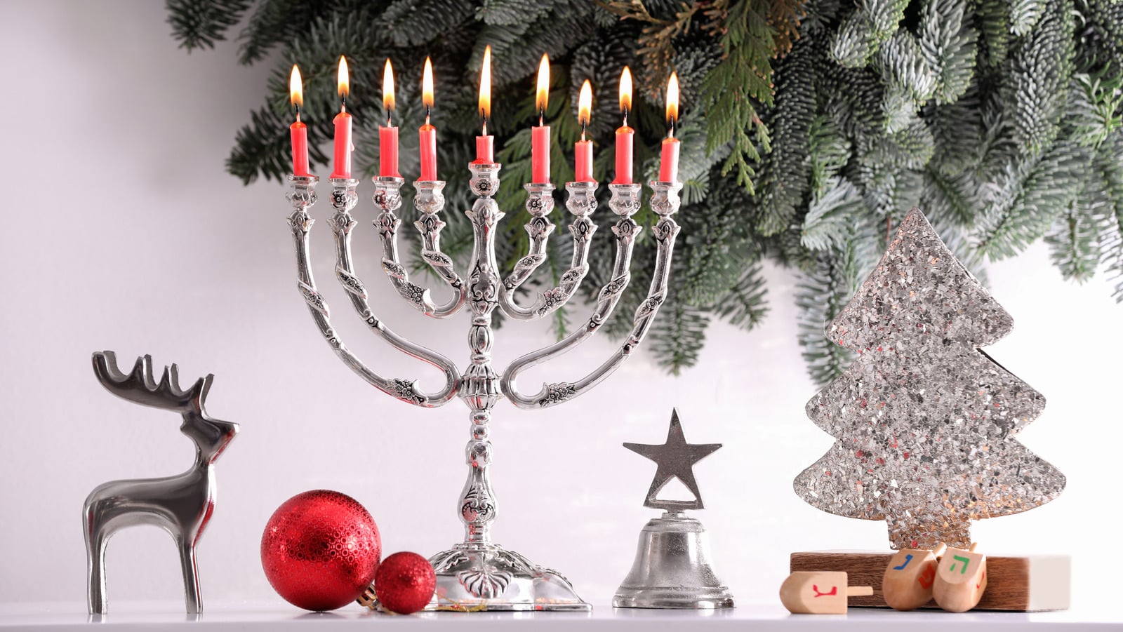 Empêchez votre menorah en argent de ternir avec ce hack de stockage génial