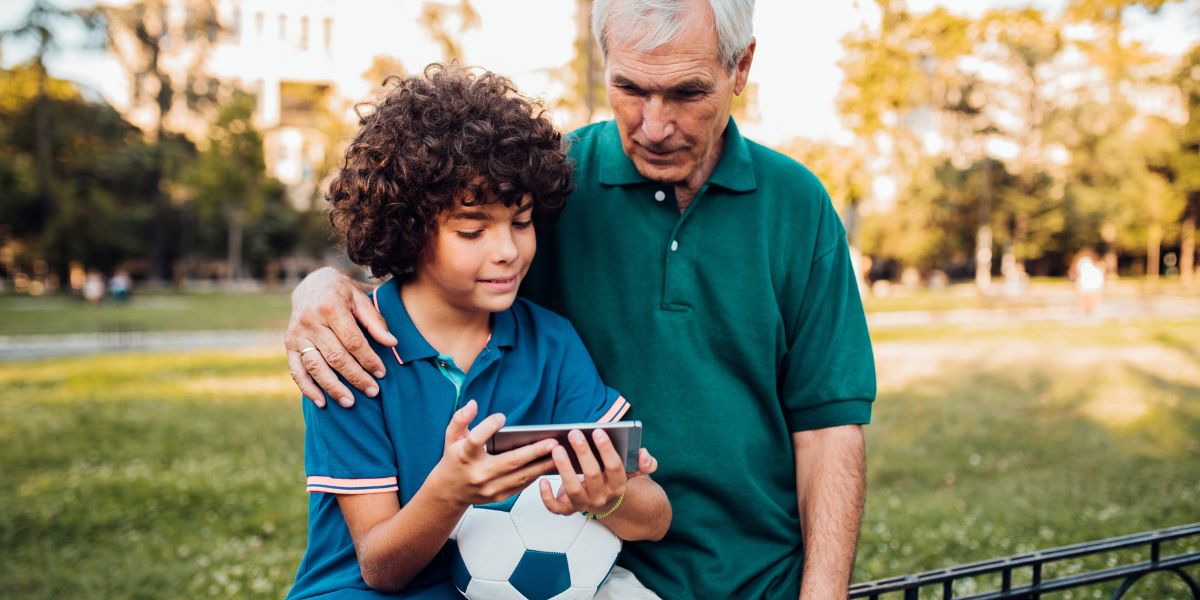 Marcel, 64 ans : J’ai appris à utiliser les réseaux sociaux à 64 ans et cela m’a permis de rester connecté avec mes petits-enfants.