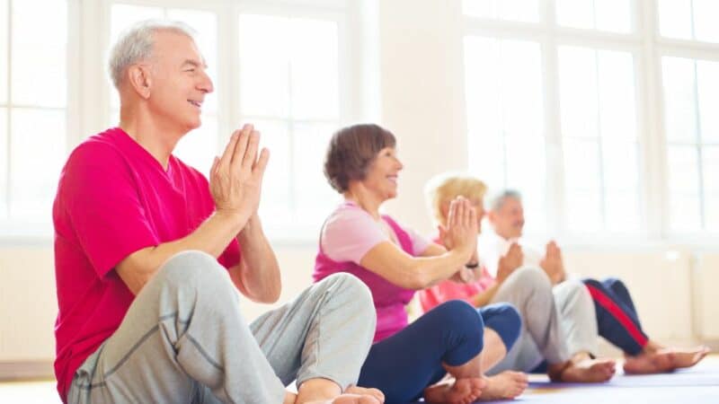 Les meilleurs exercices de yoga pour les seniors